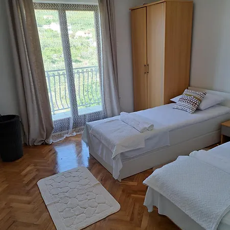 Ljubica * Podstrana